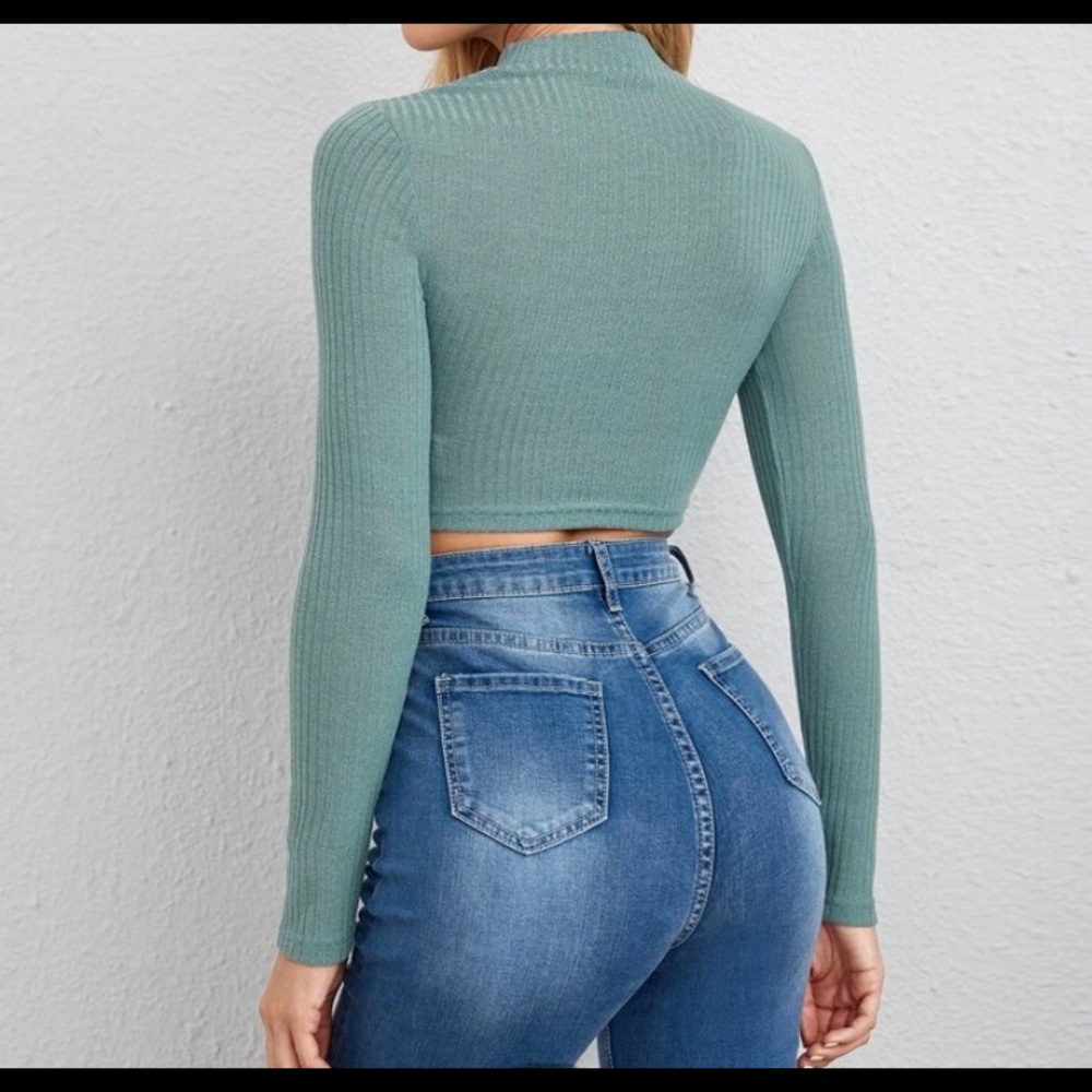 NWOT-Cutout Front Rib-knit Crop size L- 8/10 - Picture 2 of 8